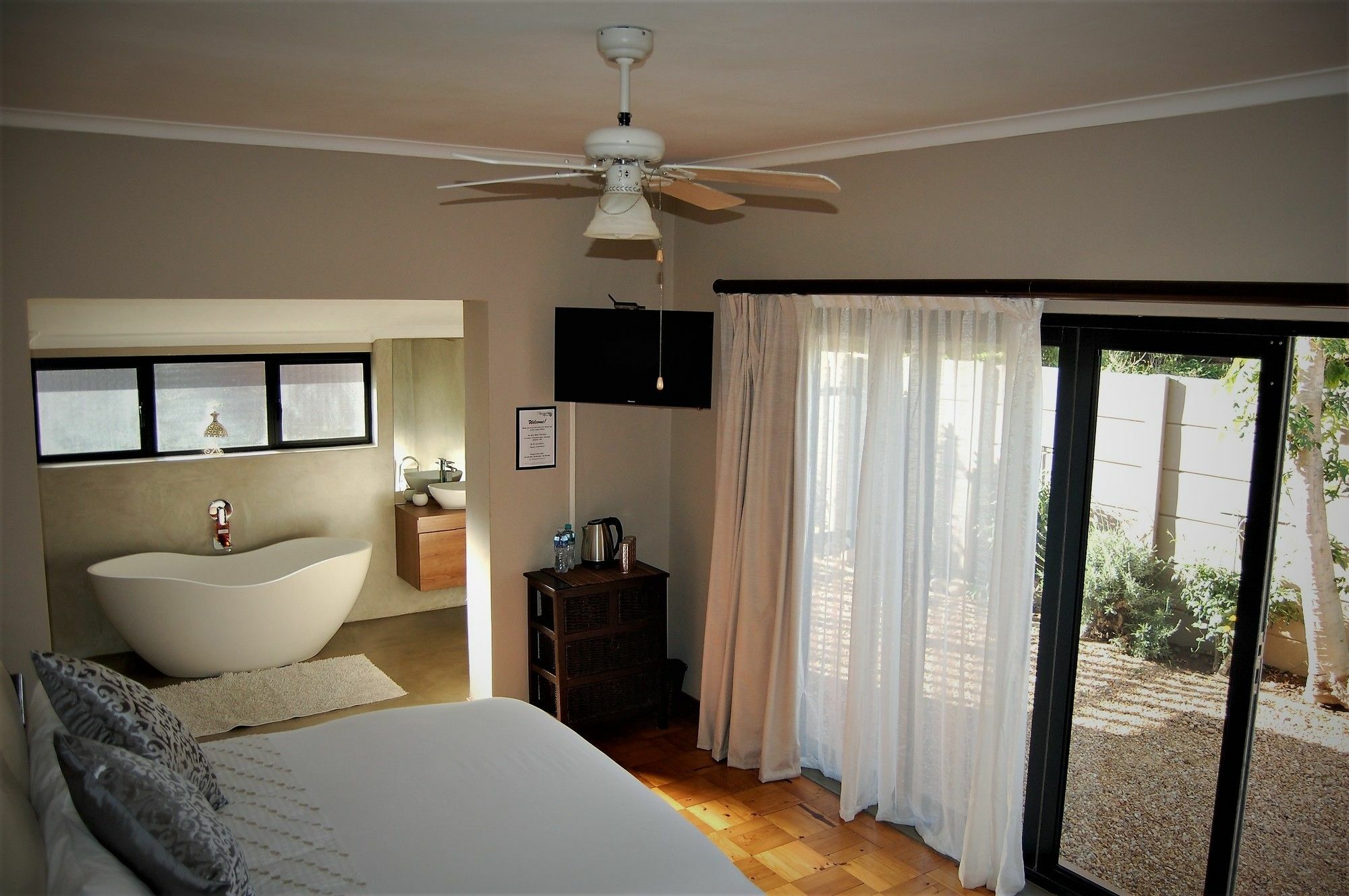 9 On Drommedaris Hotel สเตลเลนบอช ภายนอก รูปภาพ